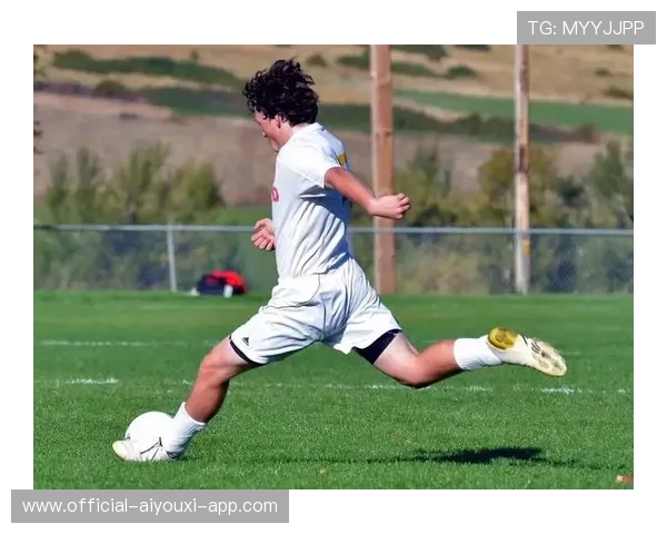 篮球内线球员在策应进攻中提升传球视野的专项训练方法